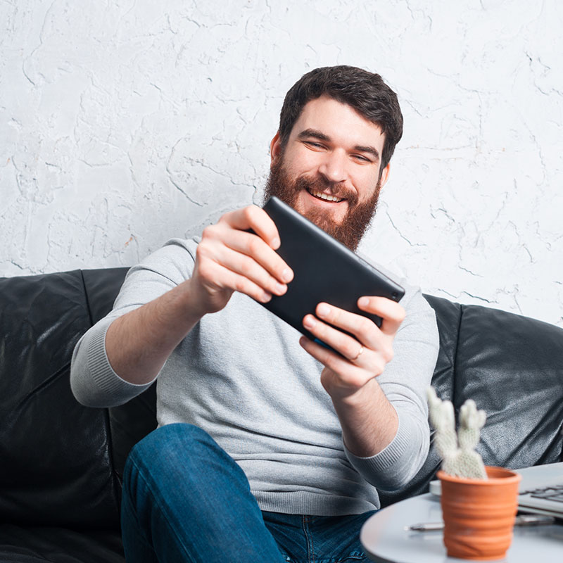 Jeu Memory marketing digital simple, intuitif et engageant pour vos clients | Startengo Games Utilisateur jouant à un jeu Memory digital sur smartphone, concentré sur les cartes à retourner